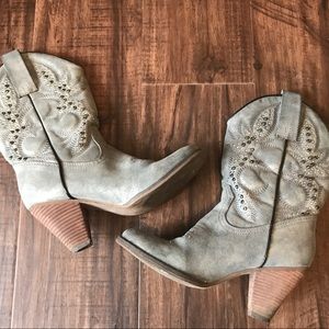 ✨Very Volatile cowgirl boot, Size 8